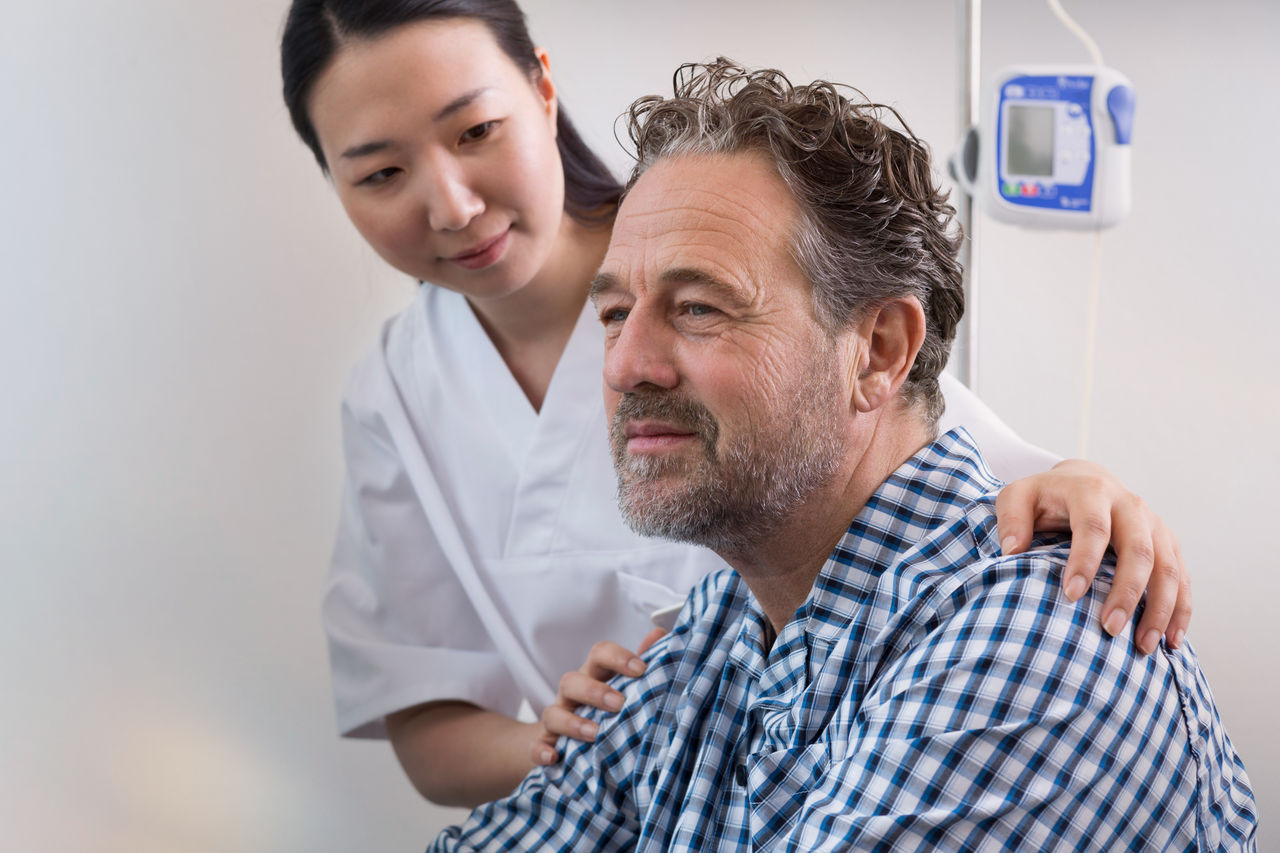Eine Gesundheitsfachperson versorgt einen Patienten